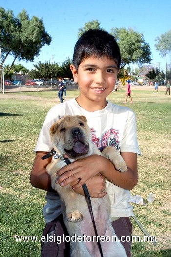 18052010 Alejandro Mondragón con su mascota.