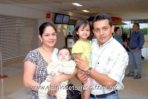 18052010 Cancún. En plan de trabajo viajaron Ivonne Valenzuela y Cuauhtémoc Rangel con los pequeños Fernando y Helen.