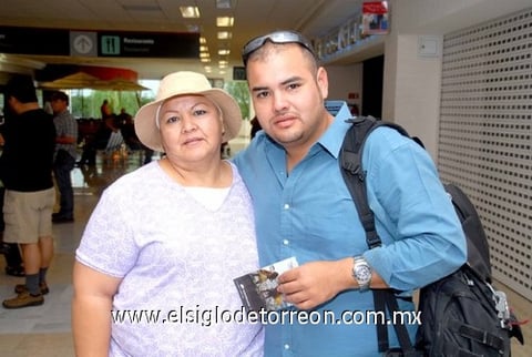 18052010 Villahermosa. María de Jesús despidió a Óscar Reyes quien emprendió un viaje de trabajo.