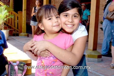 19052010 Ana Victoria y Carolina.