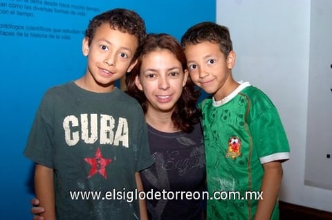 19052010 Eugenia con los niños Roberto y Franco Gómez.