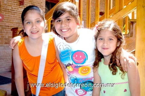 19052010 Sonríen. Fernanda, Mónica y Ana Victoria.