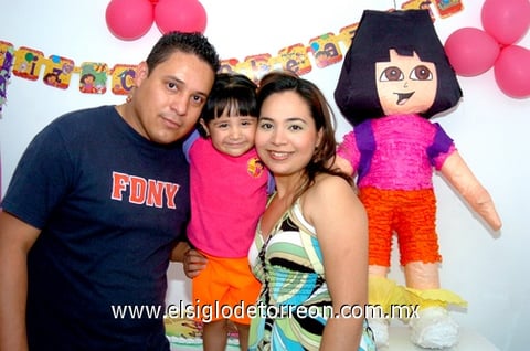 19052010 Natalia Zúñiga García festejó dos años de edad junto a sus papás Everardo Zúñiga y Griselda García.