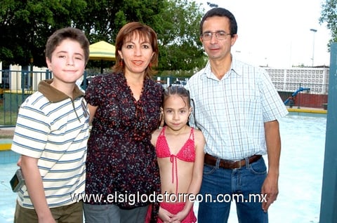 19052010 Un héroe. Rodrigo Denian Herrera Morales feliz en su piñata por su cumpleaños número seis. Lo acompaña su mamá Jennifer Morales.