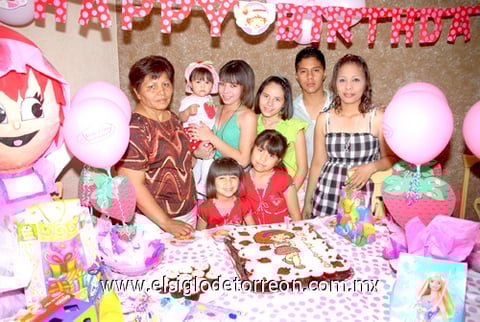 19052010 Festejaron el primer añito de Gabriela Campos Guerrero, la acompañan familiares.