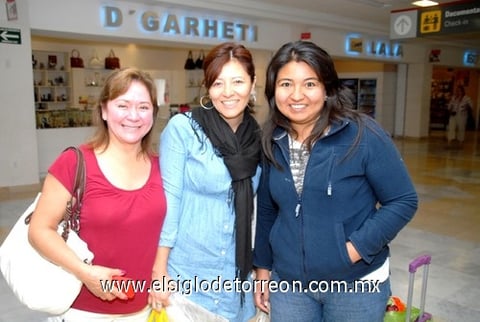 19052010 Madrid. Marlene Padilla y Yéssica López fueron recibidas por Josefina de López.