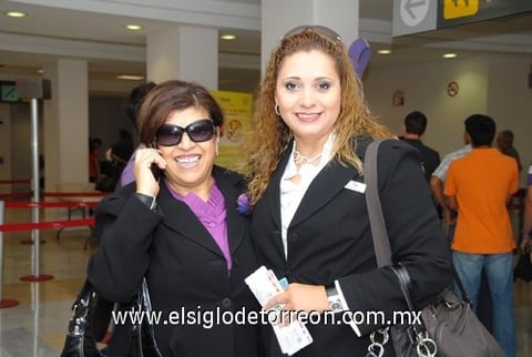 19052010 Chihuahua. Mayela Herrera y Celina Villa viajaron por cuestión laboral.