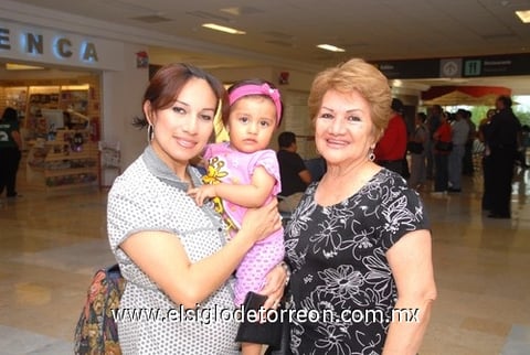 19052010 Guatemala. Julia de la Rosa de Lomas se despidió  de su pequeña hija Julia Ixchel y su mamá.