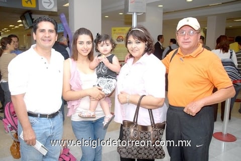 19052010 Panamá. Manuel Medina y Janeth Soto de  Medina se despidieron de Myrna Ayoub de Soto y Ernesto Soto.
