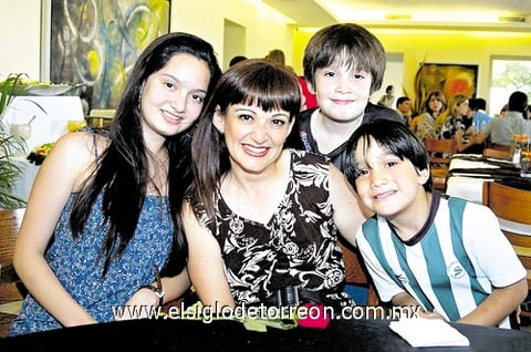 20052010 Nancy Núñez Estrada con sus hijos Paola, Jorge y Mauricio Hamdan Núñez.