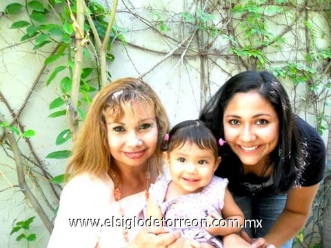 21052010 Ana María Valdés de Ochoa con su hija, Ana Laura Ochoa de Berna y su nieta Ana Isabel Berna Ochoa, en el Día de la Madre.