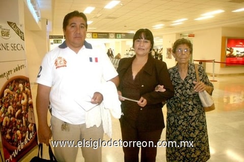 21052010 LOS ÁNGELES. Esther Navarro y Silvia Briceño, acudió a despedirlas Alfredo Rodríguez.