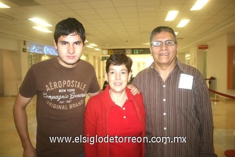 21052010 ESPAÑA. Partieron José Méndez y Margarita Mora, los despidió su hijo Rodrigo.