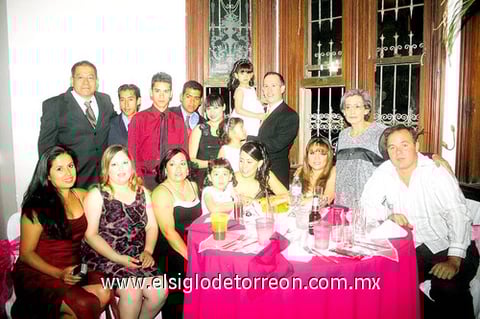 22052010 Familiares, amigos y compañeros del colegio acompañaron a Itzel Montes Orduña en su fiesta de quince años.