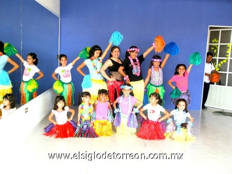 22052010 Grupo de niñas de la clase de hawaiano.