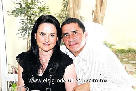 24052010 Magaly y su esposo Pablo López.