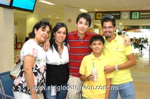 24052010 Buen viaje. Regresaron a la Ciudad de México, Ana Gabriela y Jesús Eduardo, y fueron despedidos por José Luis, Fernando y Ana Cristina.