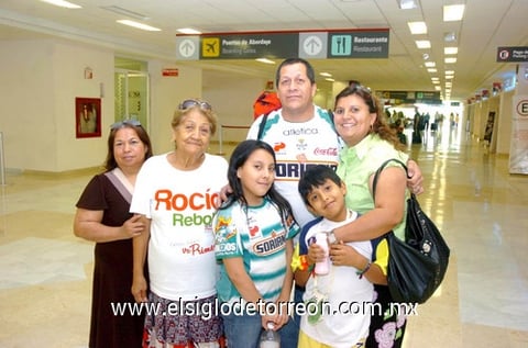 24052010 Bienvenido. Regresó de la Ciudad de México,  René Vera y fue recibido por su esposa Sofia Vera, Kevin, Shuri, Adriana y Angelita.