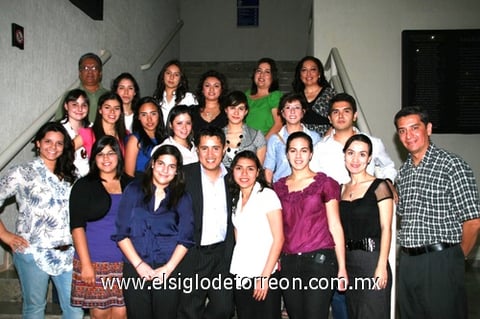 23052010 EXPOSITORES. Alumnos del Tec de Monterrey, junto a Guillermo Ochoa.