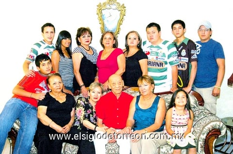 23052010 Rodolfo Zubiría Medina celebró su cumpleaños rodeado de sus hijas, nietos y bisnietos.