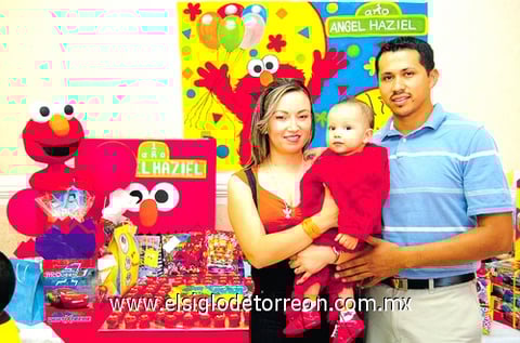 23052010 Guadalupe de Luna y su esposo Alonso Barrón con su hijito Ángel Haziel.