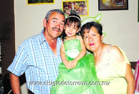 23052010 Francisco Galindo, la pequeña Daniela Michelle Ledezma Galindo y Adelina Ríos de Galindo.