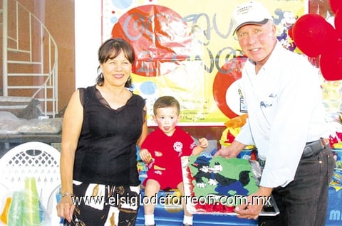 25052010 Octavio Durán Correa el día de su piñata junto a sus abuelitos Elvia y Homero Correa.