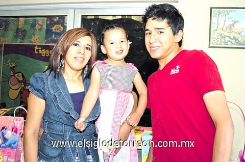 25052010 Danna Sofía Rodríguez Coronado en su fiesta de tres años de edad junto a Angélica y Julio.
