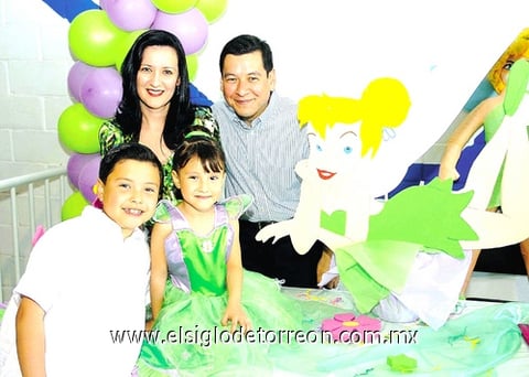 25052010 Alejandra y Roberto con sus hijos Sebastián y Mariana.