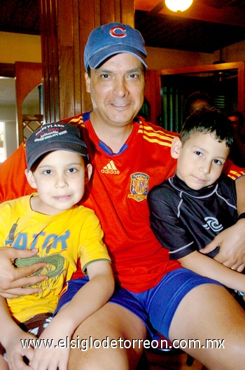 25052010 Andrés, Pedro y Santiago.
