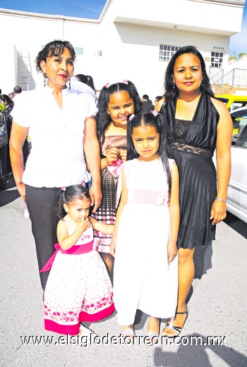 23052010 Maricruz de la O Gutiérrez, María Cruz Gutiérrez Márquez, Alejandra Isabel y Diana Cecilia Covarrubias de la O, y Katherine García de la O.