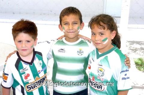 23052010 Jorge Salazar, Sebastián Delgado y Karla Gómez.