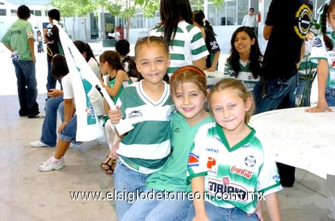 23052010 Santistas. Maryfer Salas, Bárbara Valles y Georgina Sohoveña.