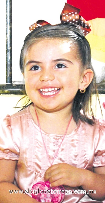 23052010  Jani lució muy contenta en su festejo de tercer cumpleaños.