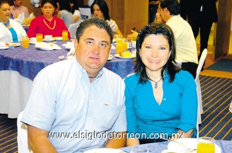 23052010 Israel y Karina de la Fuente.
