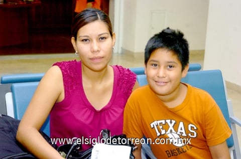 25052010 Hermosillo. Carmina Ceballos y su sobrino Brandon.