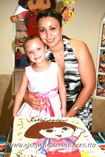 26052010 Natalia Garrido Abularach junto a su mamá Cynthia Abularach, el día de su fiesta de cuatro años de vida.