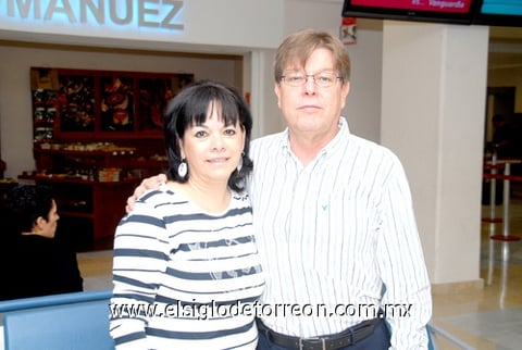 26052010 Europa. Para festejar sus 30 años de casados viajaron Margarita y Roberto Villarreal.
