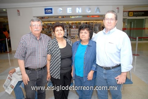 26052010 Texas. Franck y Olivia Kelly fueron despedidos por Lupita y Ramón García.