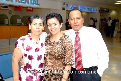 26052010 Ixtapa. Ana Pineda se fue a disfrutar de unas vacaciones y es despedida por María Camarillo y Gerardo Hernández.