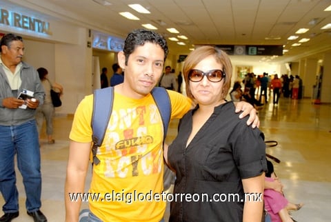 26052010 Ciudad de México. Jaime Quiñones viajó en plan de negocios y fue despedido por Elena Alvarado.