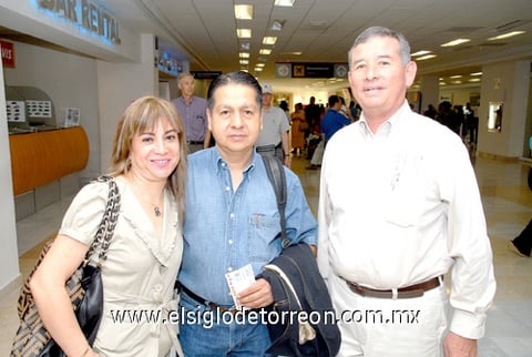 26052010 Villahermosa. Sr. Reyes Carrillo y Jesús Beltrán realizaron un viaje de trabajo y fueron despedidos por Esmeralda Pérez.