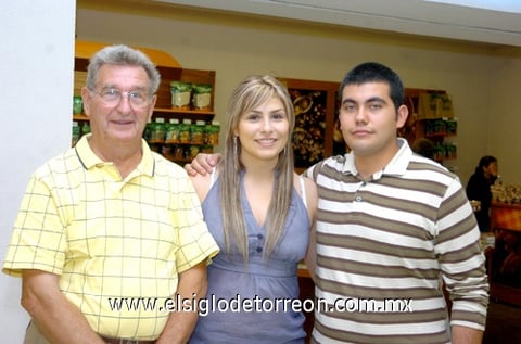 27052010 París. Jean Álvarez y su hija Orelie fueron despedidos por Santiago Acevedo.