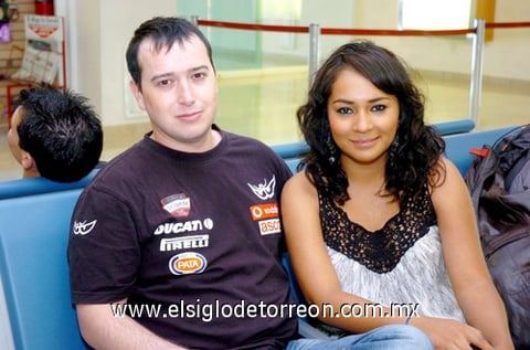 27052010 Italia. Regresa a casa Paulo González quien se despidió de su novia Karla Martínez.