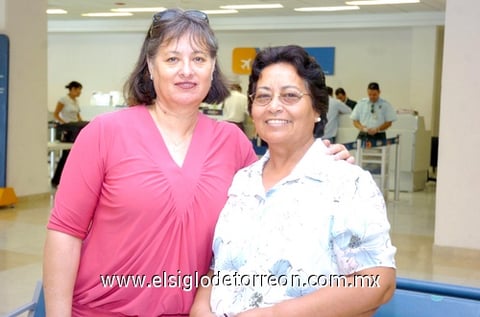 27052010 Los Ángeles. Olivia Moreno se despidió de Rosalba Bárcenas.