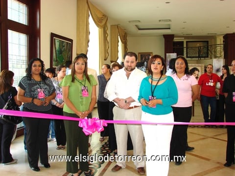 28052010 Inauguración. Jéssica Ramírez, Nancy Ramírez, Aris Papadópulos, Blanca Valdés y Claudia Ramírez, en el corte del listón.