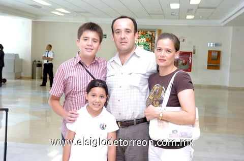 28052010 México.  Para asistir al concierto de Paul McCartney, viajaron Eduardo y su hijo Eduardo Rodarte, les deseó feliz viaje Ana Cristina y Valeria Rodarte.