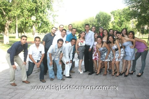 29052010 Gloria Cecilia Silva y Emmanuel Reyes junto a unos amigos que acudieron a su festejo prenupcial.