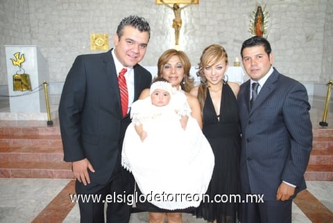 29052010 La pequeña Sophia con sus padres y sus padrinos Carlos Alberto Macías Carreón y Cruz Elena  Flores Quezada.