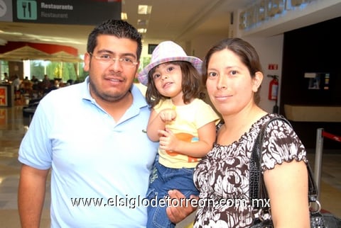 29052010 Guadalajara. Juan Roberto Rodríguez, la pequeña Aileen y Silvia Nevárez.